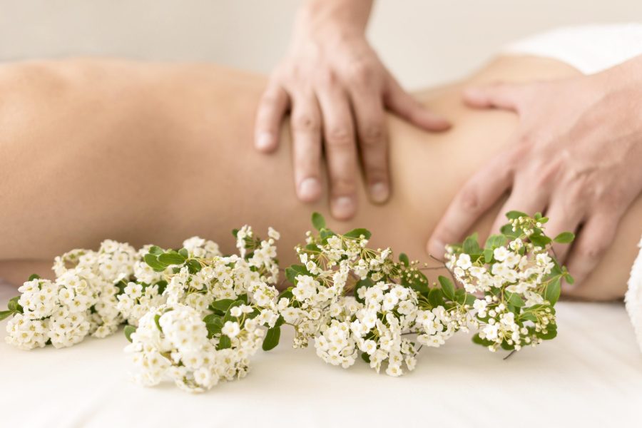 therapeutic-massage-with-flowers